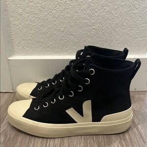 Men’s Veja Wata II Size 8 US/41 EU Sneakers